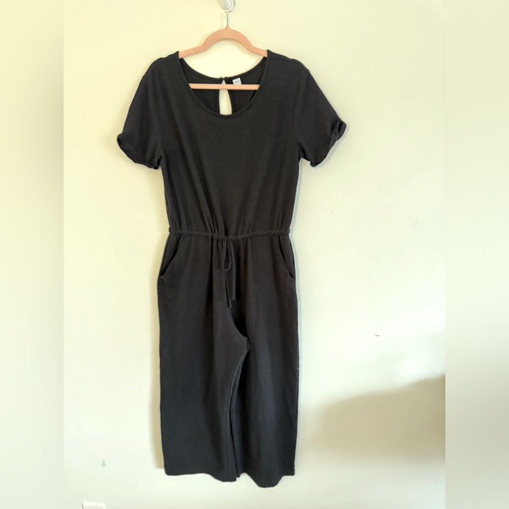 Old Navy black Jumper. Short sleeves, has pockets! Ankle length, size Large.